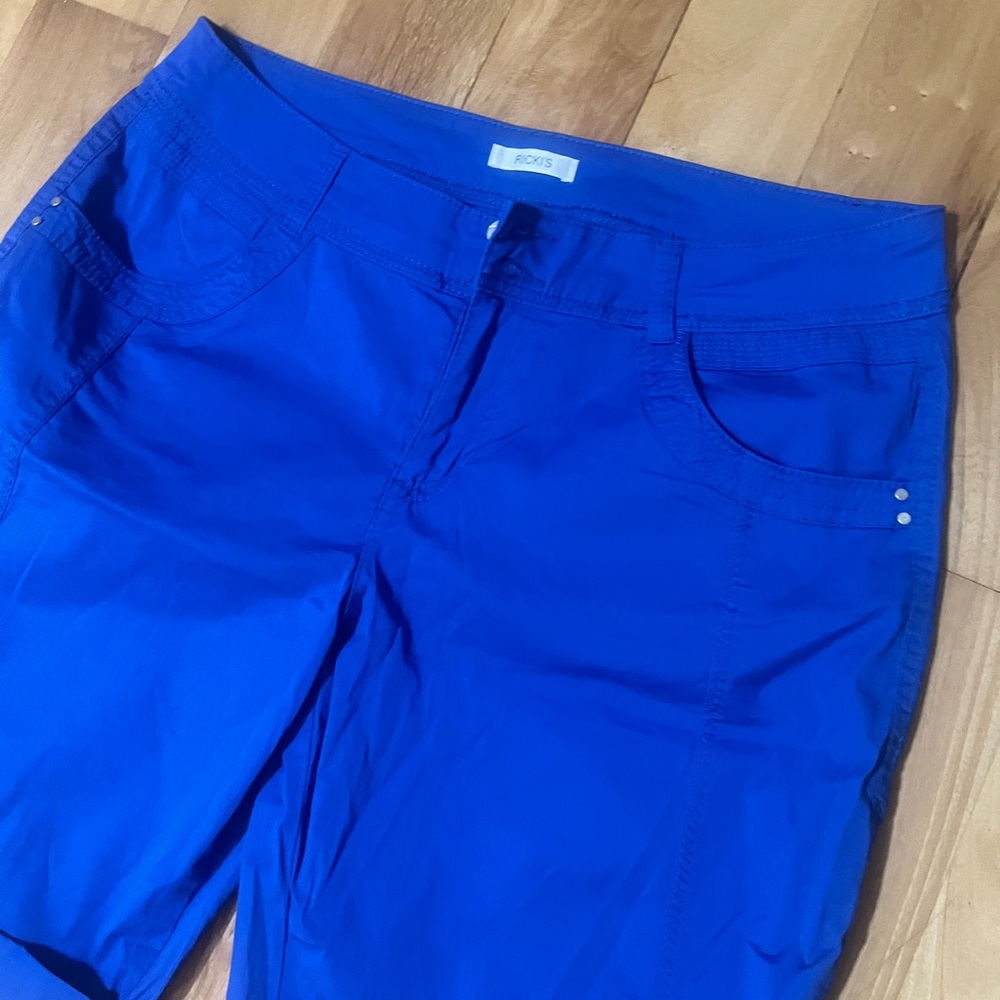 Ricki’s shorts. Woven light weight - Picture 2 of 4